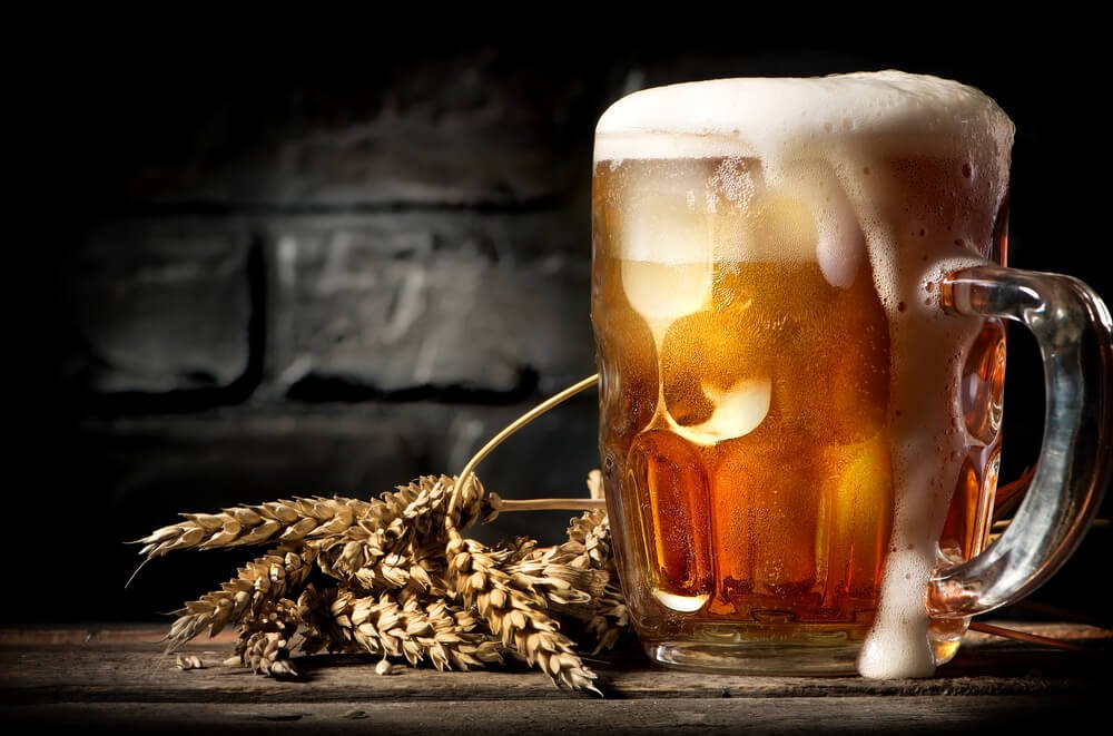 Lahodné zlatavé pivo s čepicí Lahodné zlatavé pivo s čepicí